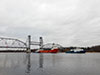 Судно обеспечения нефтяных платформ "ФД Антачебл" с буксирами "МБ-1219" и "Пересвет" под разведённым Кузьминским мостом через Неву