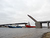 Судно обеспечения нефтяных платформ "ФД Антачебл" с буксирами "МБ-1219" и "Пересвет" под разведённым Ладожским мостом