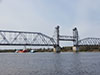 Судно обеспечения нефтяных платформ "ФД Анбитбл" с буксирами "МБ-1219" и "Як" у разведённого Кузьминского моста через Неву