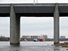 Судно обеспечения нефтяных платформ "ФД Анбитбл" с буксирами "МБ-1219" и "Як" у Ладожского моста
