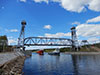 Судно обеспечения нефтяных платформ "ФД Антачбл" с буксирами "Озёрный-213" и "Капитан Волокитин" под разведённым Подпорожским мостом через реку Свирь