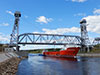 Судно обеспечения нефтяных платформ "ФД Антачбл" с буксиром "Капитан Волокитин" под разведённым Подпорожским мостом через реку Свирь