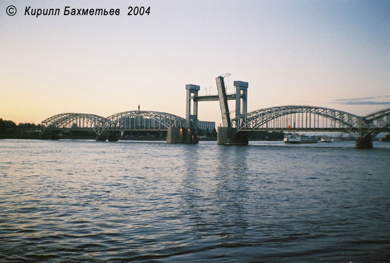 Финляндский мост во время разводки