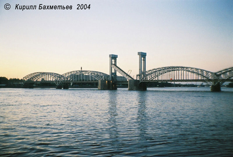 Финляндский мост во время разводки
