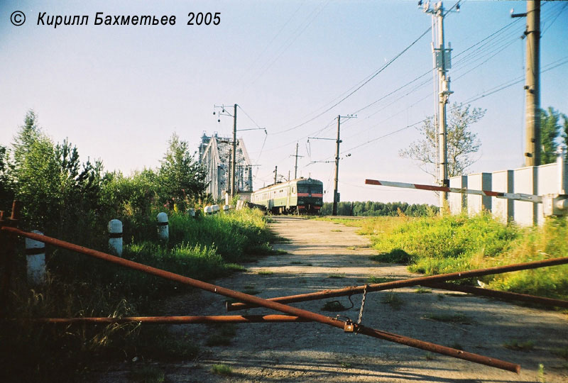 Электропоезд ЭТ2М-042 на Кузьминском мосту через Неву