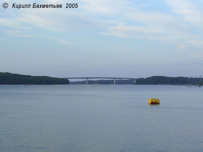 Мост через озеро Сайма на остров Хюётиёнсаари