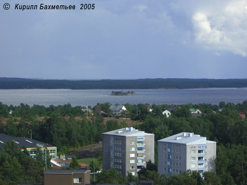 Вид на Финский залив и остров Кукори со смотровой башни "Хауккавуори"