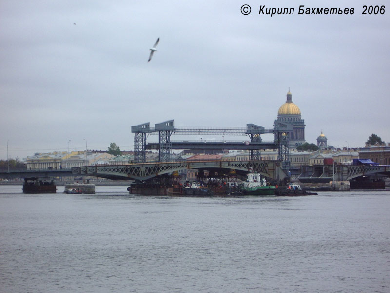 Подводка понтона с пролётом моста Лейтенанта Шмидта к месту установки