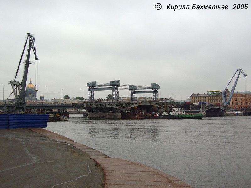 Понтон с пролётом моста Лейтенанта Шмидта, подведённый к месту установки