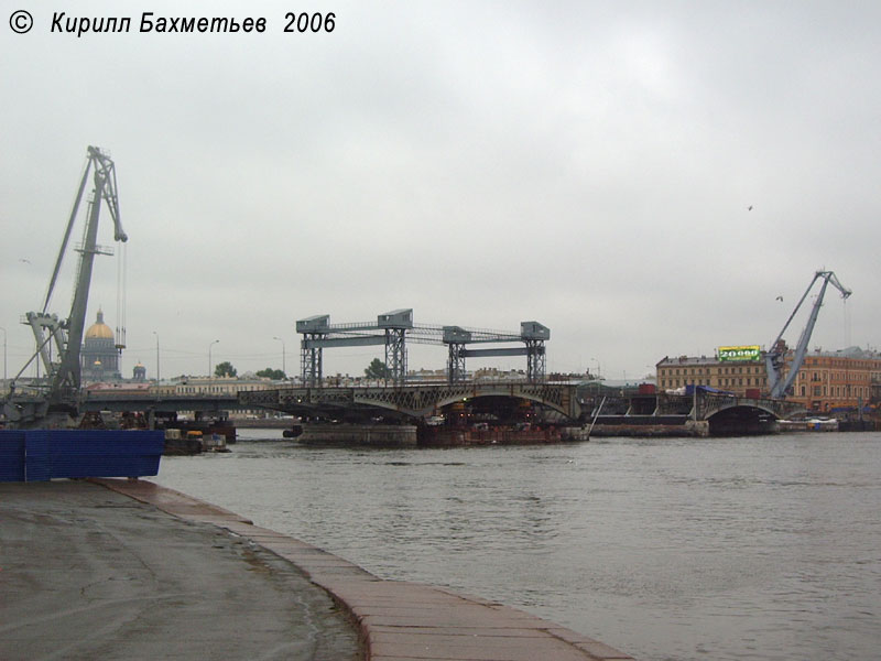 Понтон с пролётом моста Лейтенанта Шмидта, подведённый к месту установки