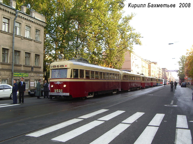 Праздничная процессия трамваев в день 100-летия Петербургского трамвая