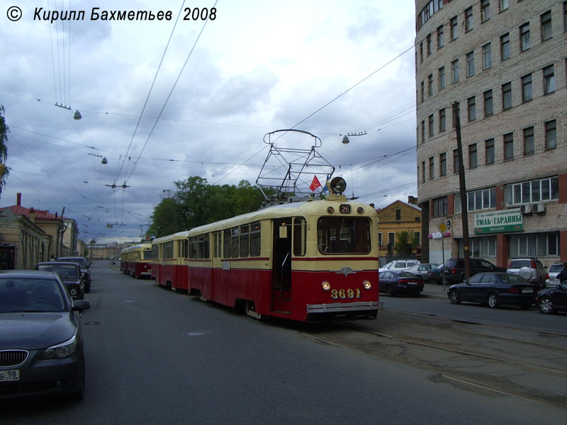 Трамвайные вагоны ЛМ-49 № 3691 с прицепным вагоном ЛП-49 № 3990 и ЛМ-47 № 3521 с прицепным вагоном ЛП-47 № 3584