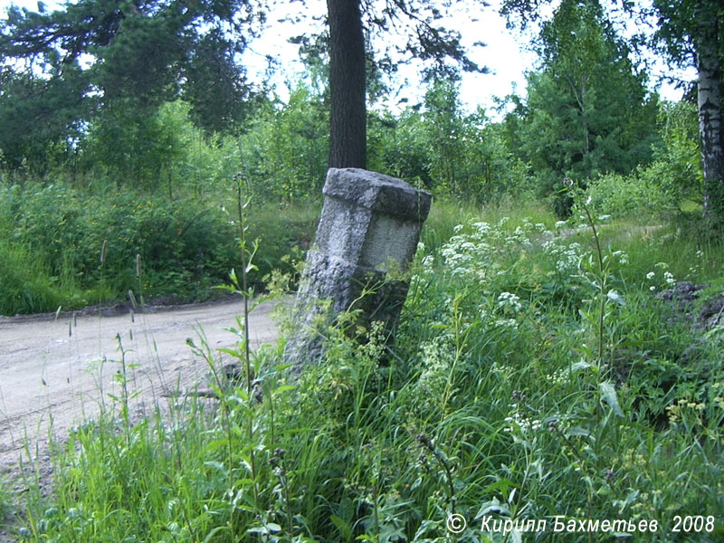 Финский гранитный километровый столб