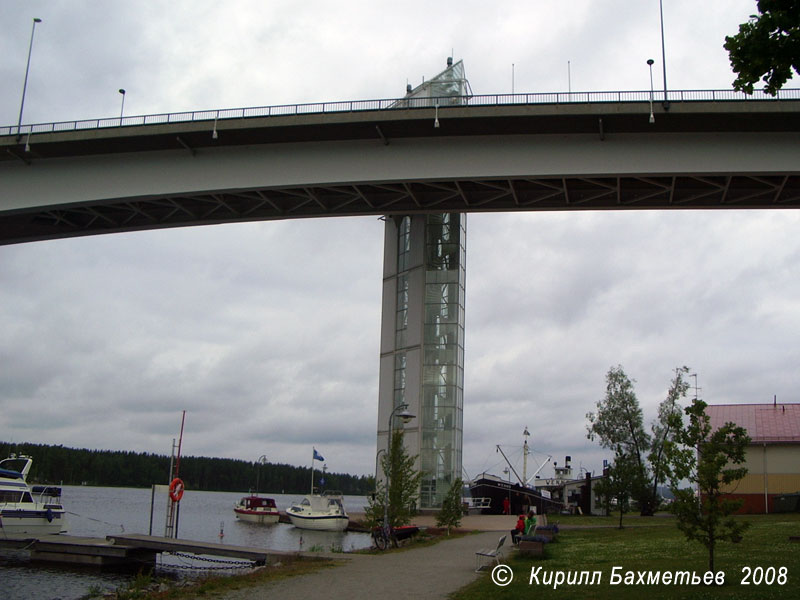 Велосипедный лифт на мосту