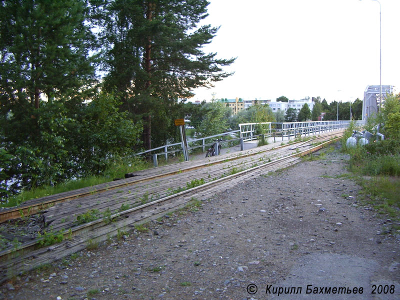 Железнодорожный и автомобильный въезд на мост через пролив Кюрёнсалми
