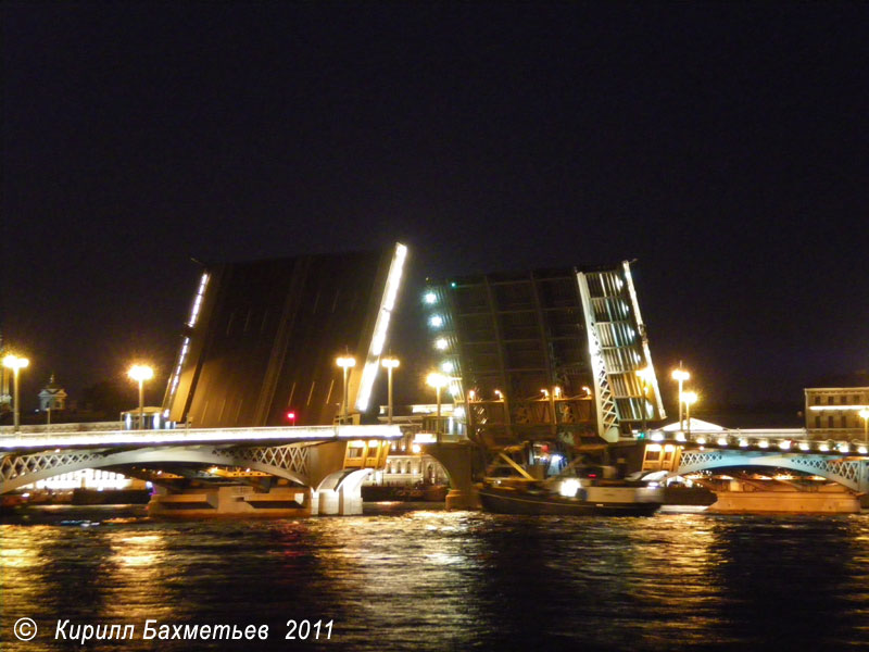 Проход парохода "Венно" под Благовещенским мостом