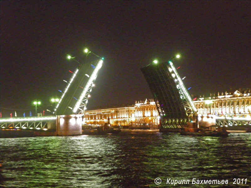 Проход пароходов "Оберон III" и "Хейкки Пеуранен" с баржей "Энеа"  под Дворцовым мостом