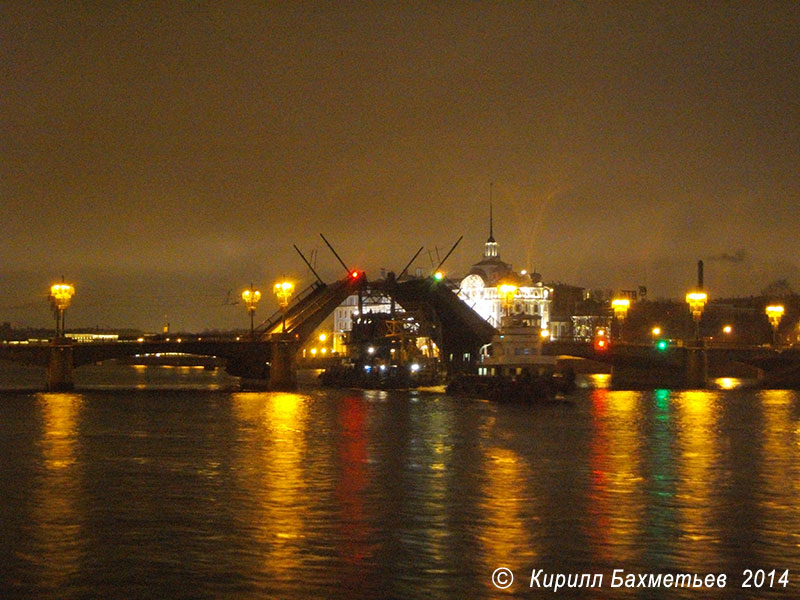 Проход плавучего крана "СПК-2" с буксирами под Сампсониевским мостом