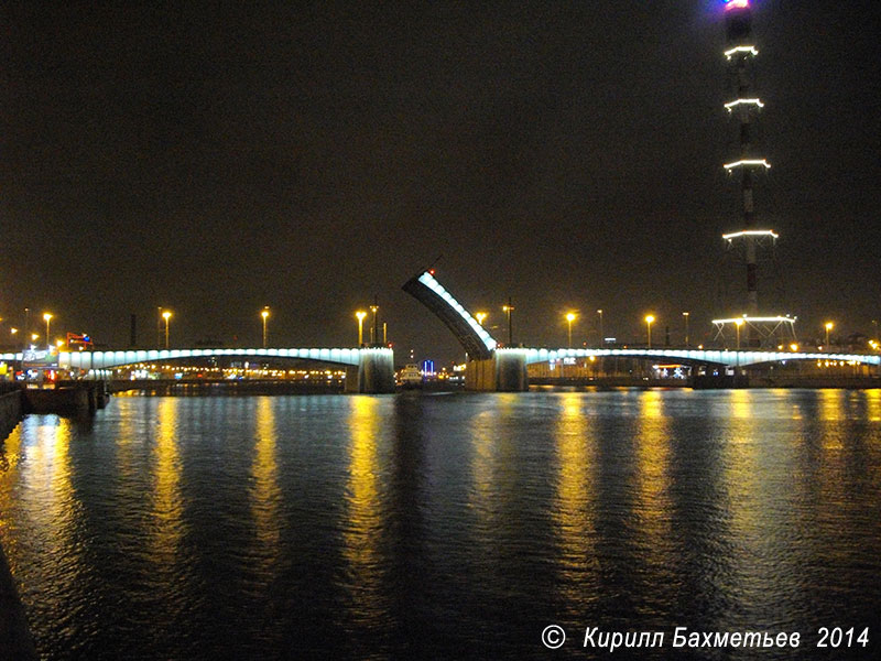 Проход плавучего крана "СПК-2" с буксирами под Кантемировским мостом