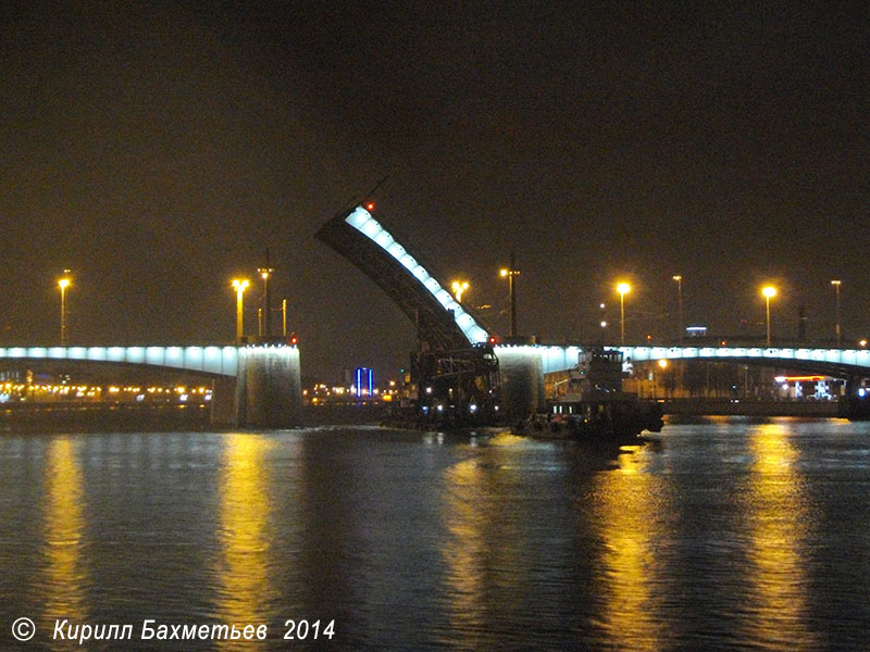 Проход плавучего крана "СПК-2" с буксирами под Кантемировским мостом