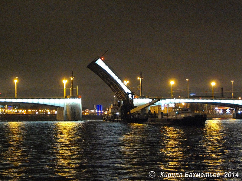Проход плавучего крана "ПК-109" с буксирами под Кантемировским мостом