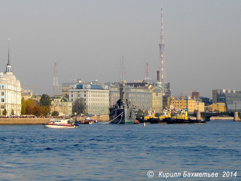 Крейсер "Аврора" с буксирами "РБ-20", "РБ-27", "Леонид Бочков" и "Петергоф"