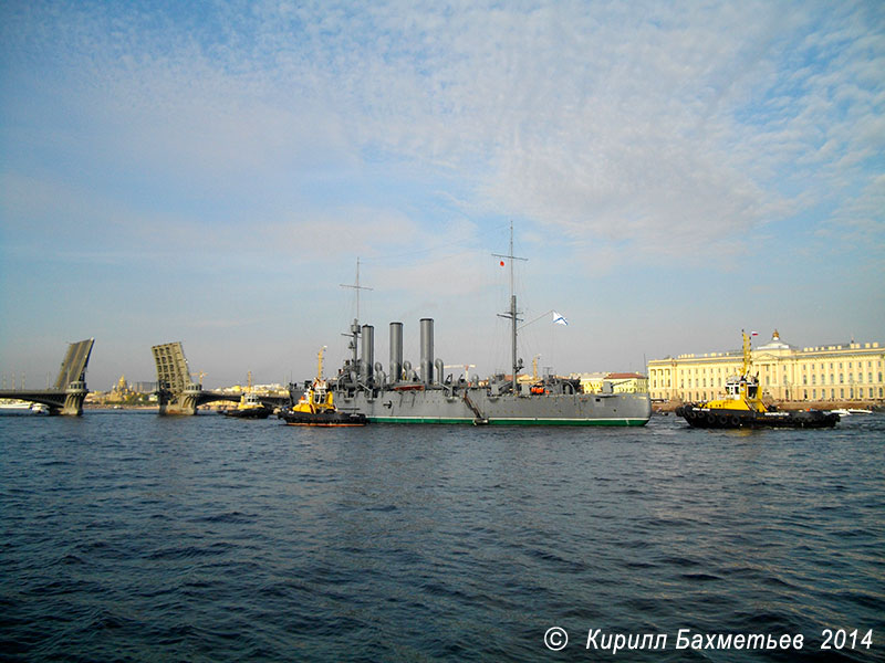 Проход крейсера "Аврора" с буксирами "Петергоф", "Леонид Бочков", "РБ-20" и "РБ-27" под Благовещенским мостом