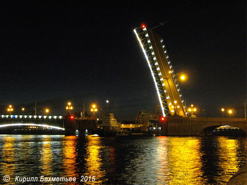 Проход плавучего крана "СПК-2" с буксирами "Речной-51" и "Шлюзовой-48" под Троицким мостом