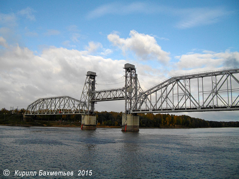 Кузьминский мост через Неву во время разводки