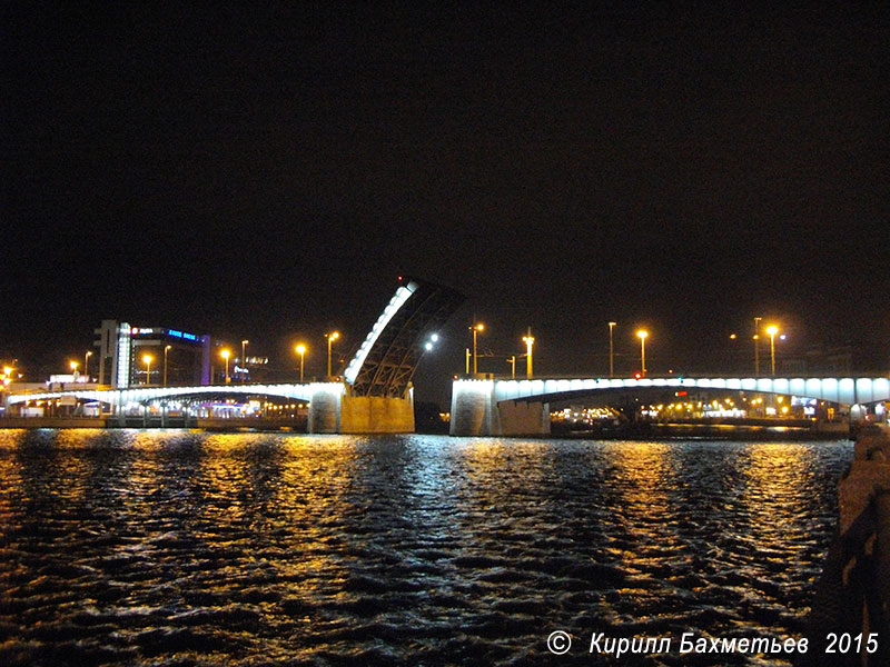 Кантемировский мост во время разводки