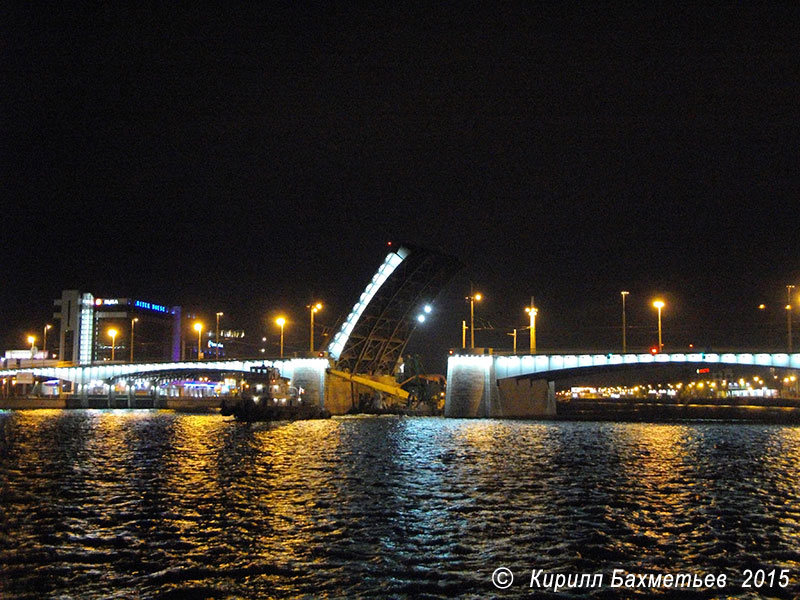 Проход плавучего крана "ПК-109" с буксирами под Кантемировским мостом