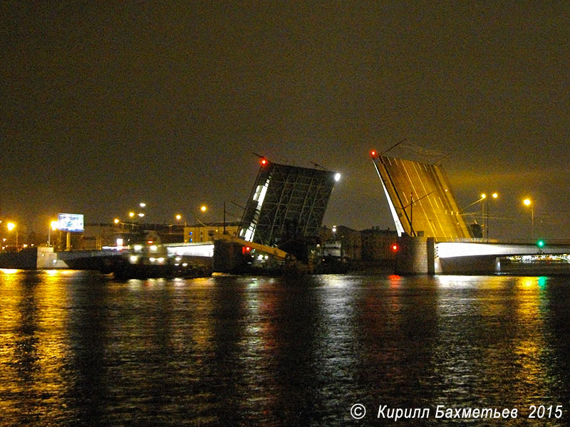 Проход плавучего крана "ПК-109" с буксирами под Тучковым мостом