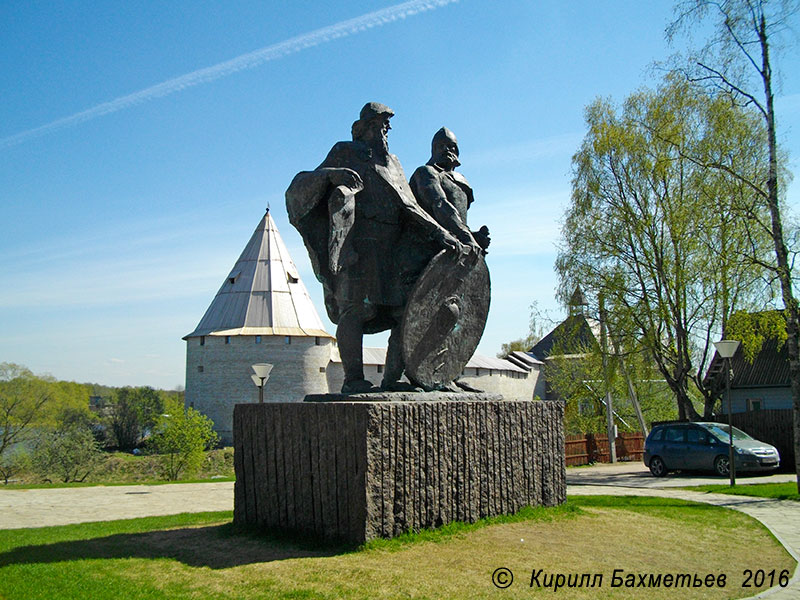 Памятник рюрику и олегу в старой ладоге фото