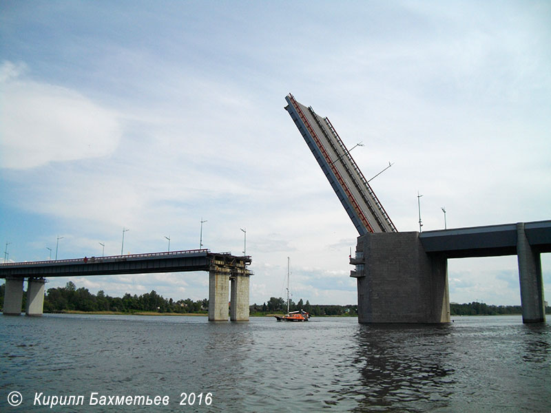 Проход яхты "Пётр I" под разведённым Ладожским мостом