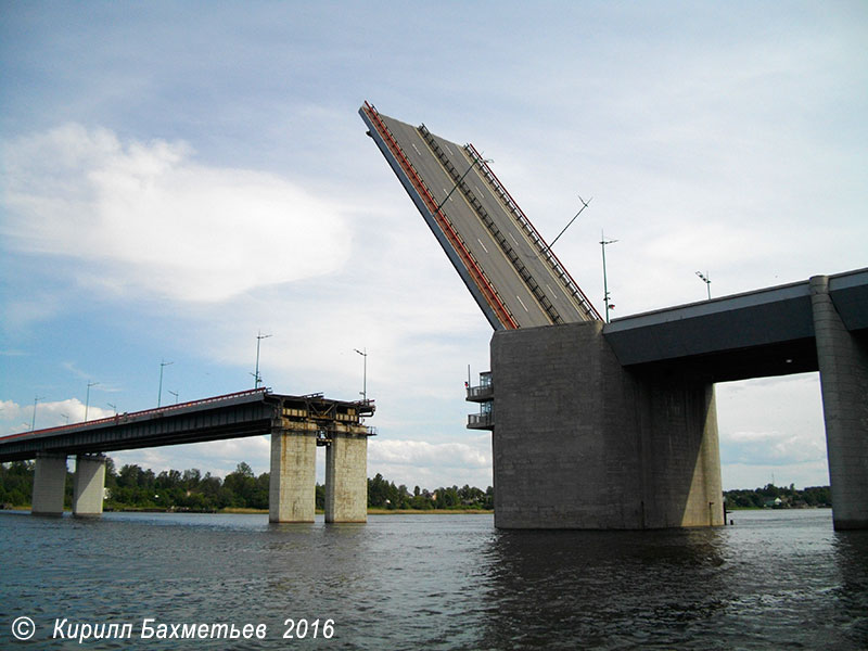 Ладожский мост во время разводки