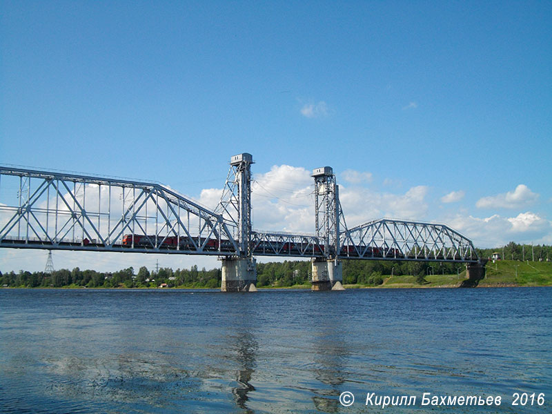 Электропоезд на Кузьминском мосту через Неву