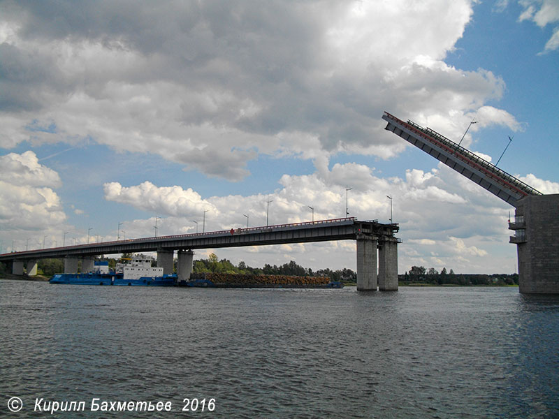 Буксир МБ-1219 с баржей Т-3002 под Ладожским мостом