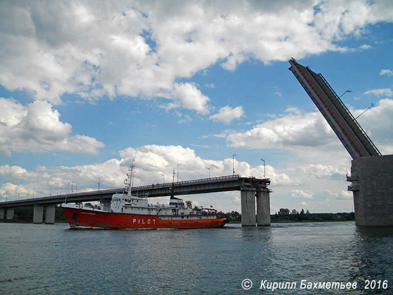 Проход лоцманского судна "Санкт-Петербург" под разведённым Ладожским мостом