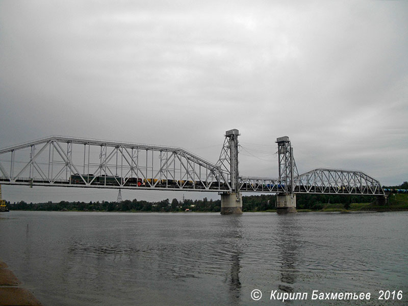 Грузовой поезд на Кузьминском мосту через Неву