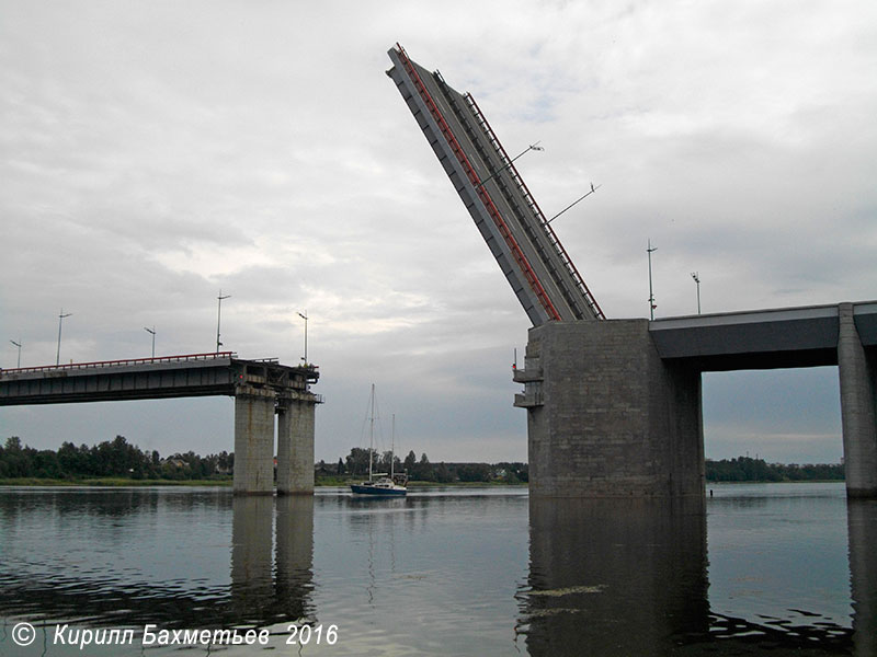 Проход яхты "Глория" под разведённым Ладожским мостом