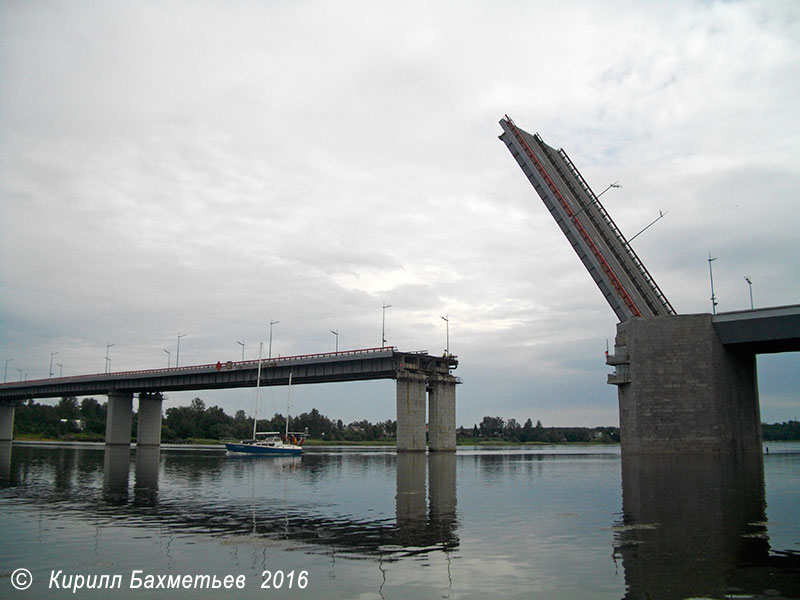 Проход яхты "Глория" под разведённым Ладожским мостом