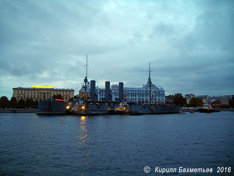 Крейсер "Аврора" с буксирами "Павловск", "РБ-20" и "РБ-27"