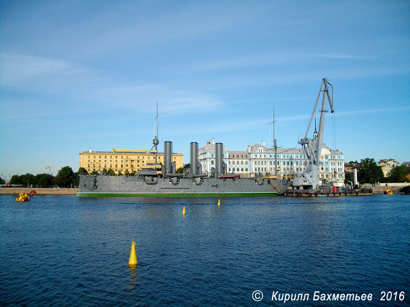 Крейсер "Аврора" и плавучий кран "ПК-13035"