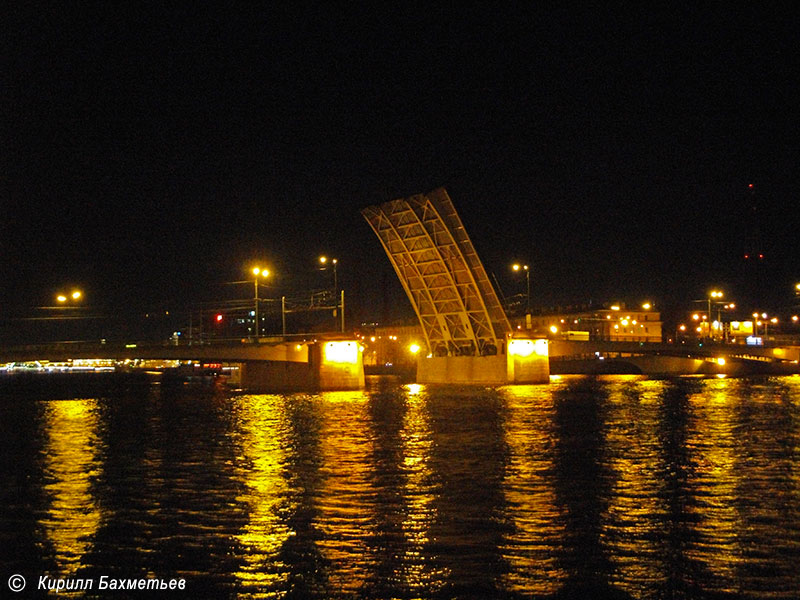 Гренадерский мост во время разводки