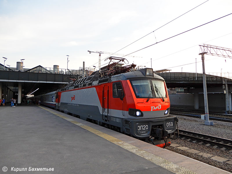 Электровоз ЭП20-059 с поездом Санкт-Петербург – Мурманск