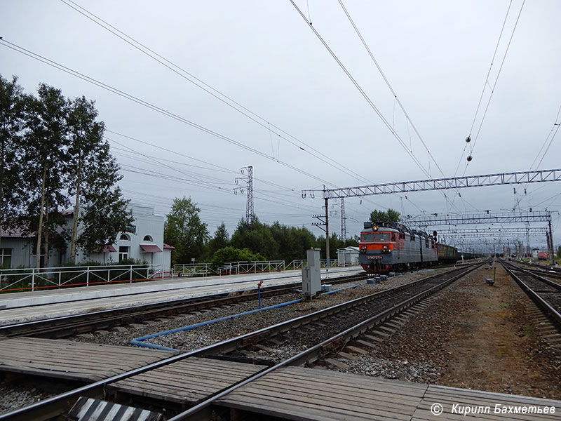 Электровоз ВЛ80с-2714 с грузовым поездом