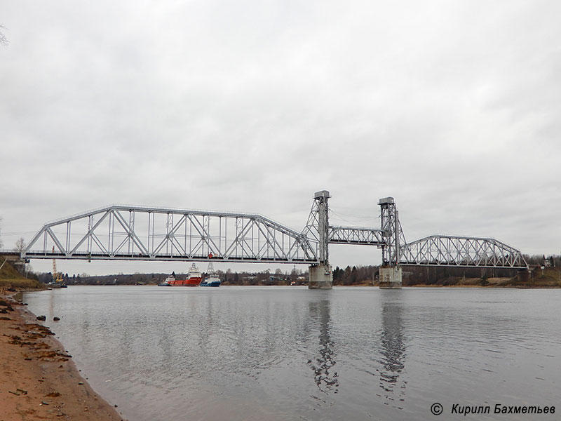 Судно обеспечения нефтяных платформ "ФД Антачебл" с буксирами "МБ-1219" и "Пересвет" у разведённого Кузьминского моста через Неву