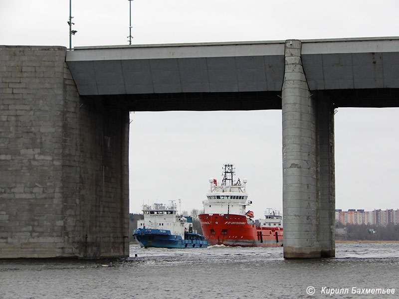Судно обеспечения нефтяных платформ "ФД Антачебл" с буксирами "МБ-1219" и "Пересвет" у Ладожского моста