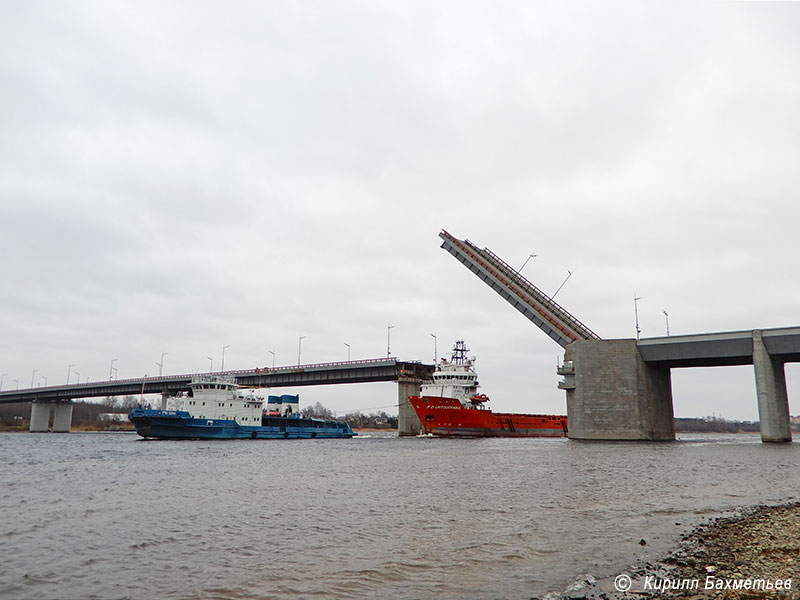Судно обеспечения нефтяных платформ "ФД Антачебл" с буксирами "МБ-1219" и "Пересвет" под разведённым Ладожским мостом