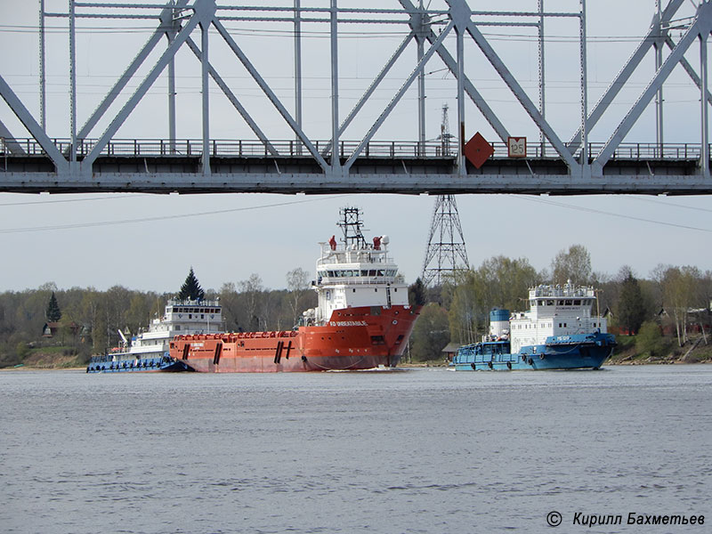 Судно обеспечения нефтяных платформ "ФД Анбитбл" с буксирами "МБ-1219" и "Як" у Кузьминского моста через Неву